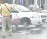 Casi vuelca al caer vehículo en bache