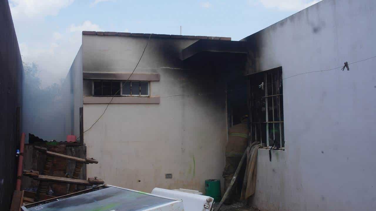 Voraz incendio consumió vivienda tras explosión de carburante en calle Santa Irene. (Foto: José Medina)