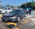 Arde auto Buick aparcado en supermercado