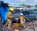 Arde auto Buick aparcado en supermercado