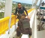 Casi se lanza de puente