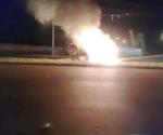 Derriba poste y se incendia auto