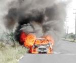 Arde auto en movimiento