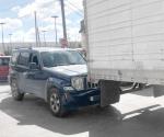 Choca tráiler al andar en reversa