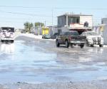 Inundan calles de agua potable