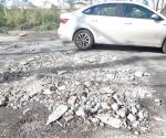 Vecinos tapan los baches