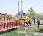 Instalan nuevo puente peatonal