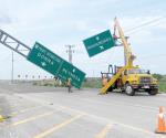 Caen anuncios viales obstruyen la carretera