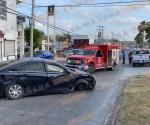 Reportan daños tras colisión vehicular