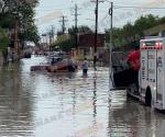 No logró cruzar avenida inundada