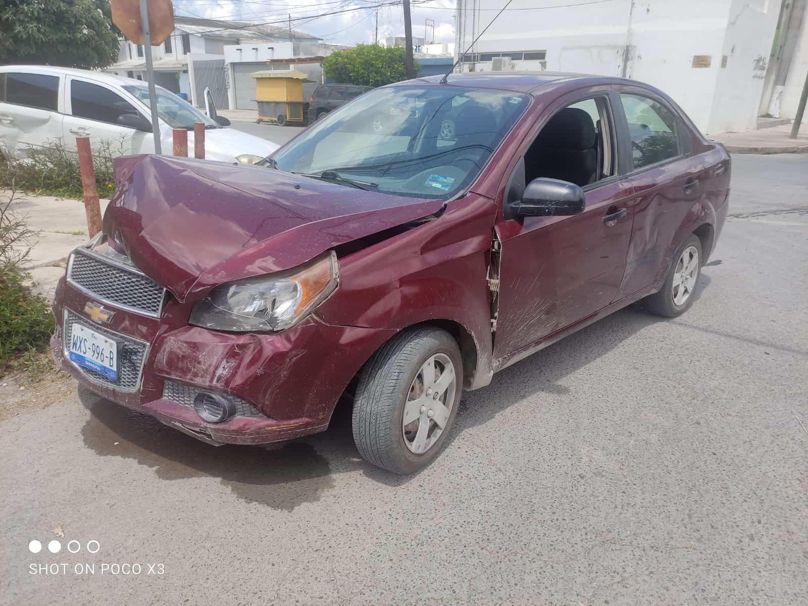 El Chevrolet color guinda, sufrió severos daños en parte anterior. (Foto: La Tarde/Staff)