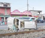 Tren arrastra a camioneta