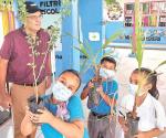 Enseñan a estudiantes cuidar el medio ambiente