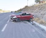 Abandona unidad luego de volcarse