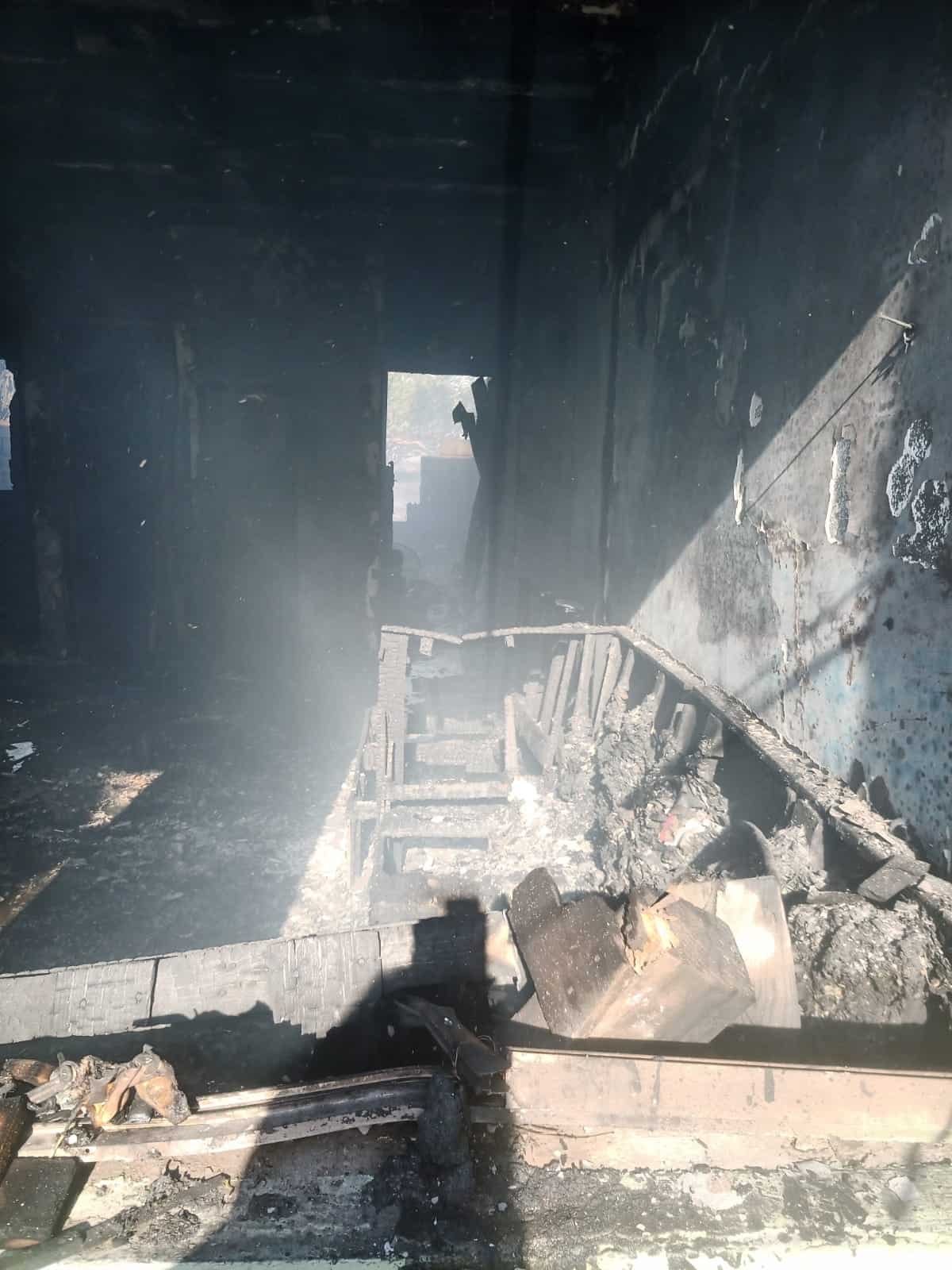 Vivienda fue arrasada por el fuego la tarde del sábado debido a una quema de basura. (Foto: La Tarde/Staff)