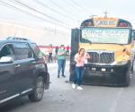 Camión choca por meterse en la fila