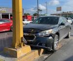 Choca camión a un auto y lo proyecta contra un semáforo