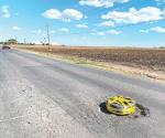 Colocan llantas en baches de carretera