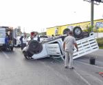 Invade carril y choca