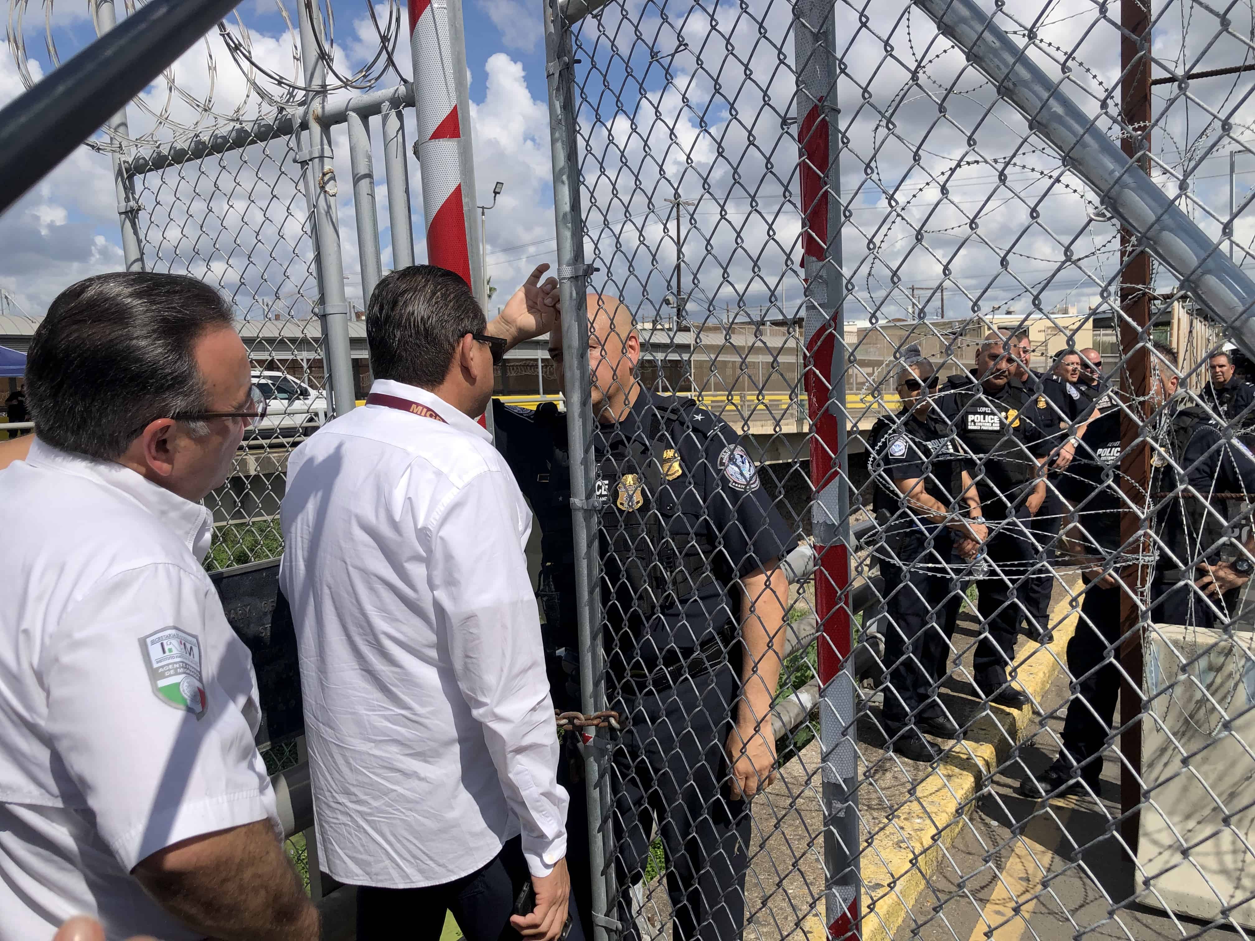 Autoridades del Instituto Nacional de Migración dialogaron con autoridades norteamericanas para la reapertura del puente.  (Foto: Miguel Jiménez)