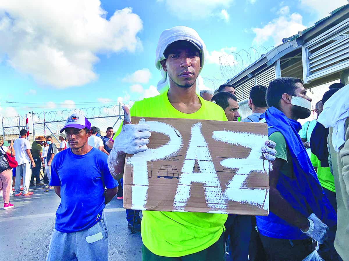 MIGRANTES. Con las manos pintadas en blanco y encadenados, la comunidad migrante de Venezuela marcharon por las calles.  (Foto: Miguel Jiménez)