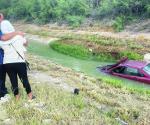 Pareja cae en canal