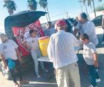 Regalan comida a los familiares de enfermos