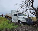 Tráiler impacta auto; maestro herido