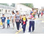 Visitan familias a sus fieles difuntos