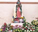 Lleva flores a la virgen Morena