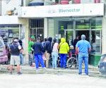 Persisten las filas en el pago de Bienestar