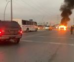 Sale fuego de camioneta en marcha