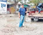 fugas de agua en  casas abandonadas dañan el pavimento