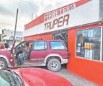 Camioneta termina al interior de ferretería