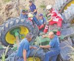 Queda prensado debajo de tractor