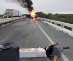 Arde camioneta tras chocar contra muro