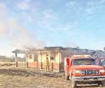 Bomberos apagan incendio luego de fuerte balacera