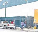 Toman trabajadores los accesos de maquiladora