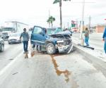 Choca contra poste por andar distraído