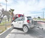 Tráiler impacta y arrastra vehículo