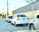 Estacionan vehículos en las aceras de secundaria