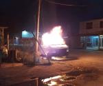 Camioneta arde en llamas