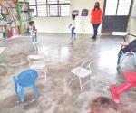 Toman niños clases de pie