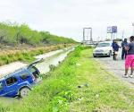 Cae al canal por no ceder el paso