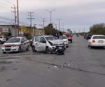 Se impacta contra auto y cae a canal