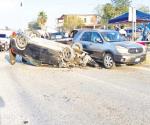 Borracho destroza auto y camionetas