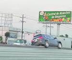 Se embanca en camellón central