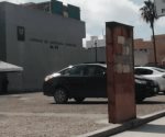 Se estacionan en área peatonal del IMSS