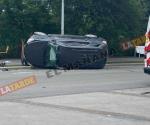 Choque y volcadura deja dos lesionados