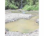 Crece charco de aguas residuales